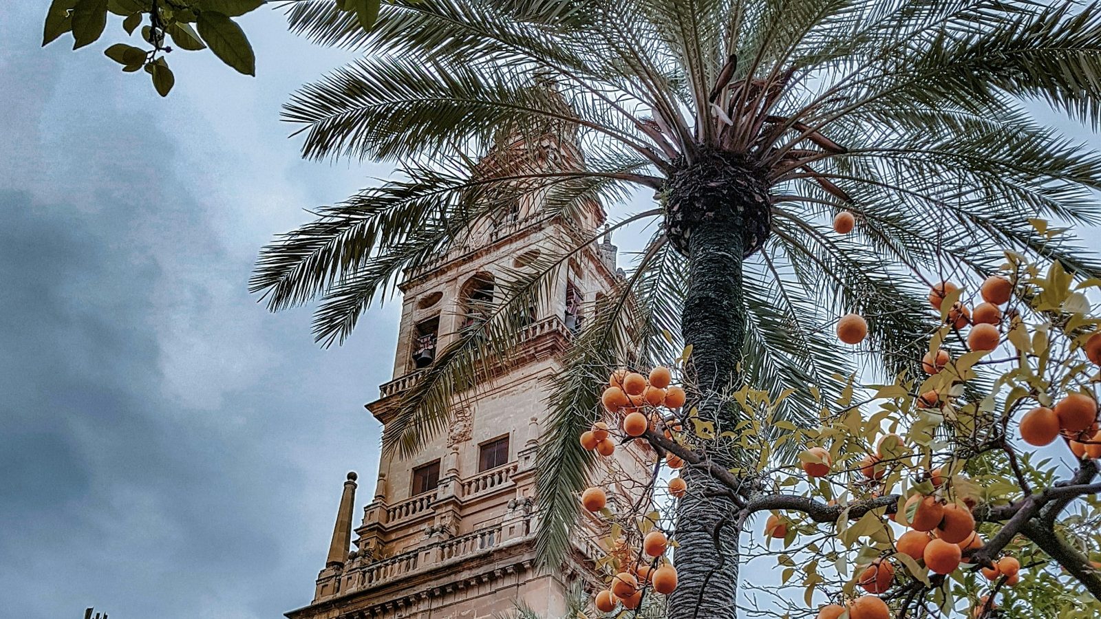 Córdoba en otoño: 7 planes para disfrutar la ciudad Mezquita-Catedral de Córdoba entre naranjos y palmeras en otoño
