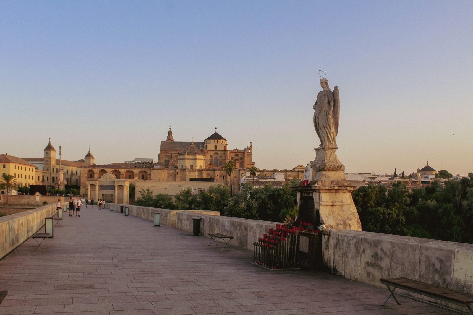 Puente Romano de Córdoba al atardecer con la Mezquita-Catedral al fondo